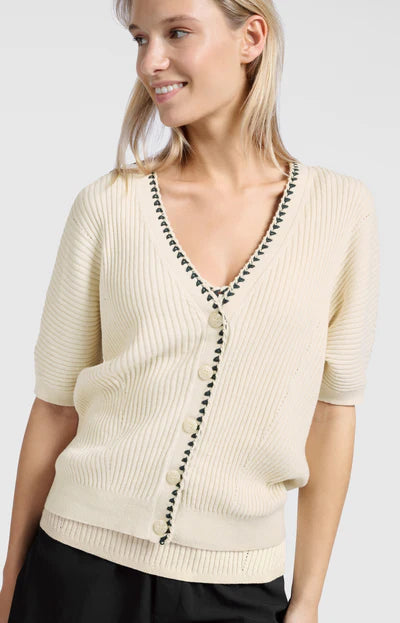 Gerippter Cardigan mit Nahtdetail und kurzen Ärmeln, YAYA