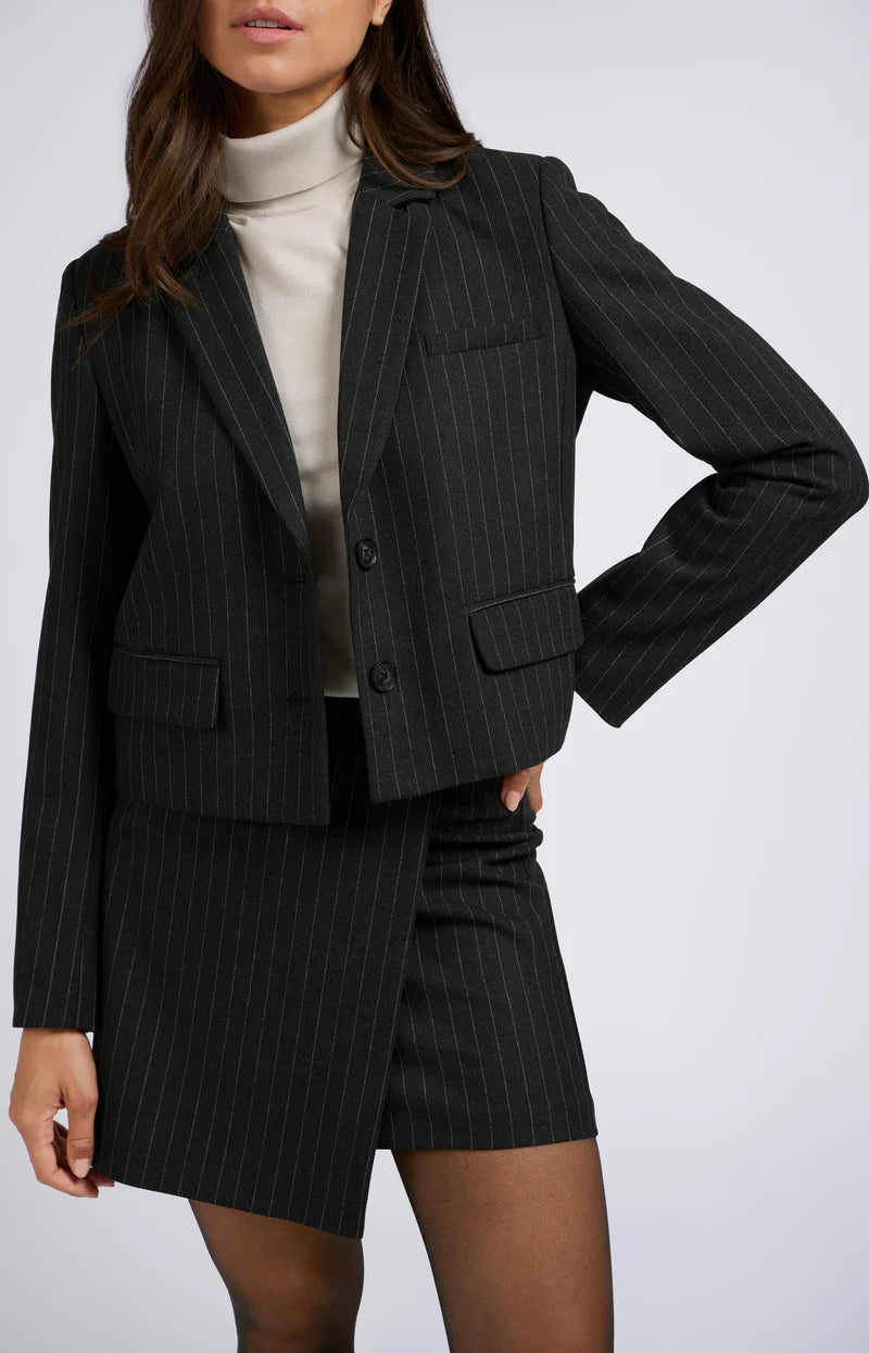 Kurzer Nadelstreifenblazer mit langen Ärmeln und Taschen, YAYA