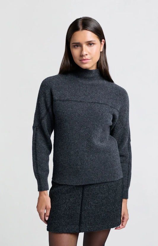 Dunkelgrauer Pullover mit dezenter Ziernaht und Stehkragen, YAYA